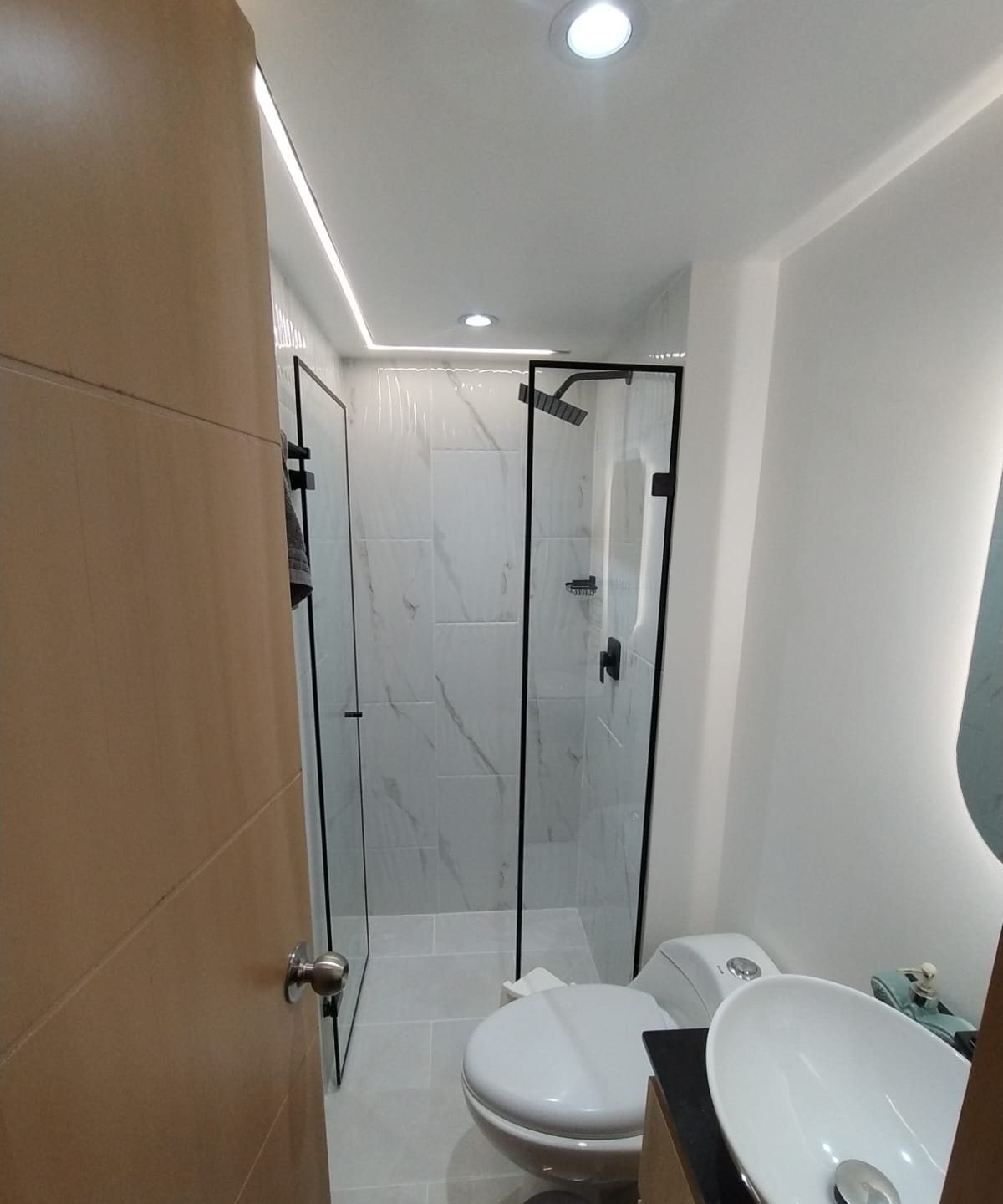 Ducha con vidrio y perfilería negra