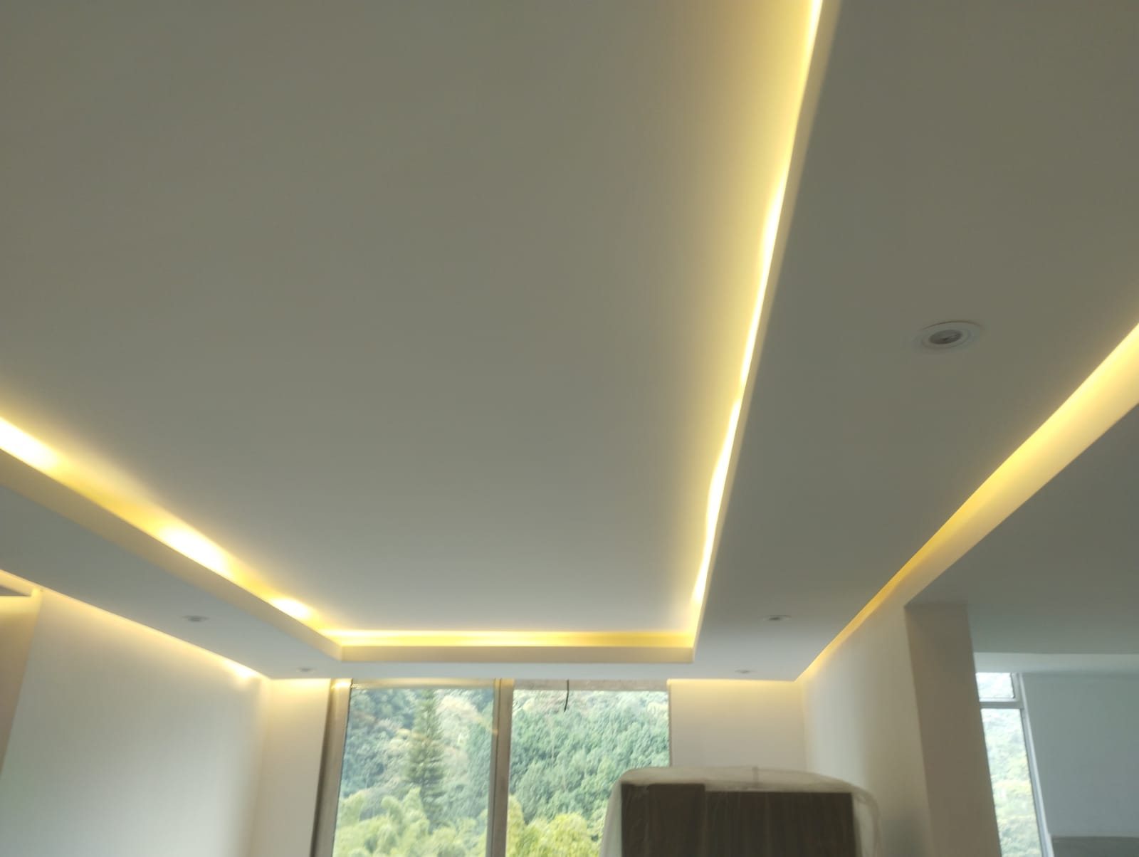 Cielo raso con iluminación LED indirecta