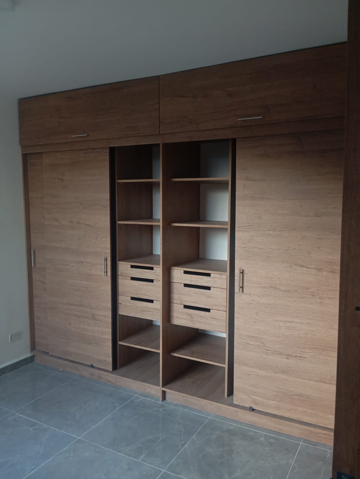 Clóset a medida en madera