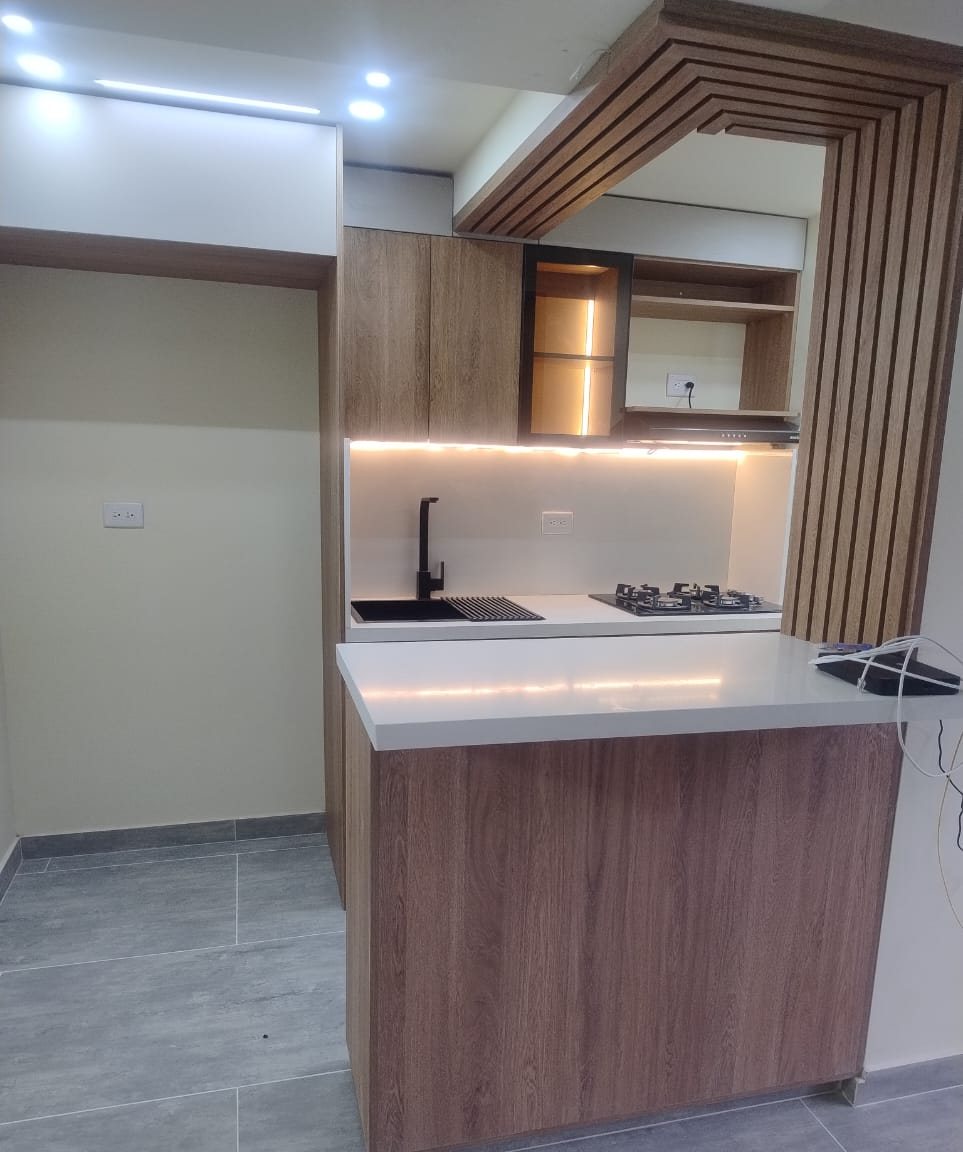 Cocina con barra y marco de listones de madera iluminado