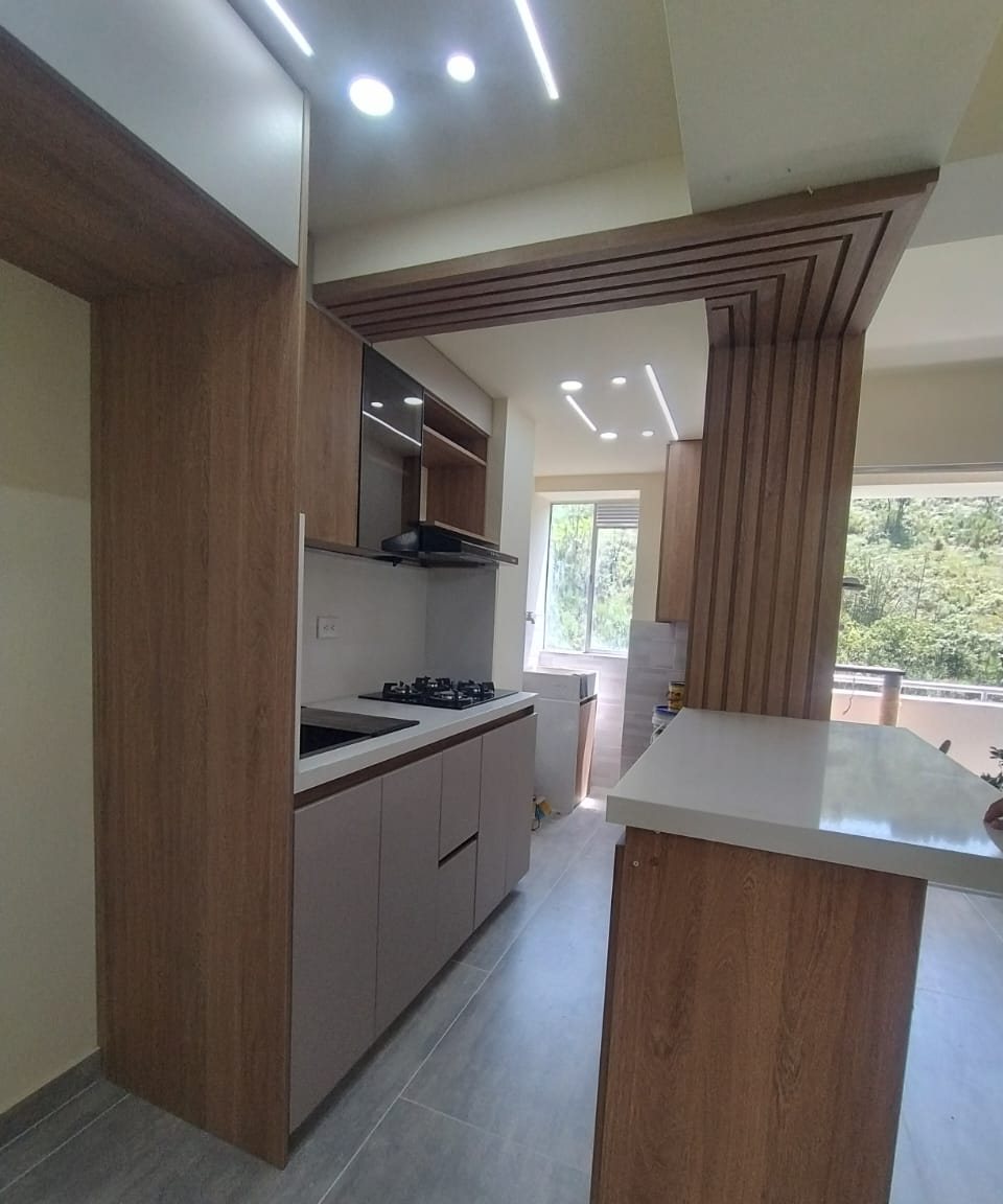 Vista general de cocina remodelada con barra