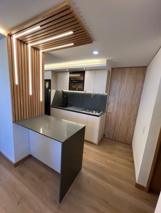Detalle de panel de listones de madera con iluminación LED integrada