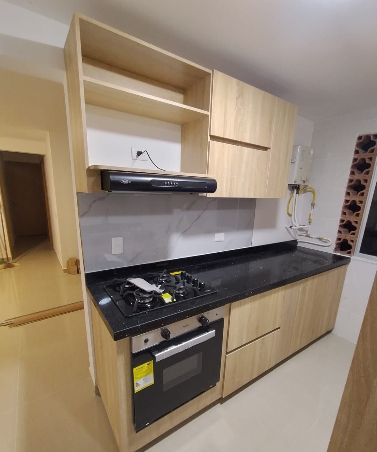 Cocina en madera clara y mesón negro