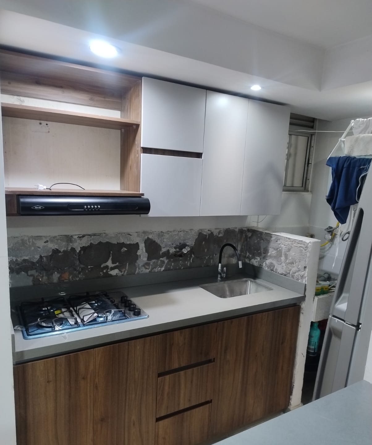 Cocina en proceso de instalación, con muro a la vista antes del enchape