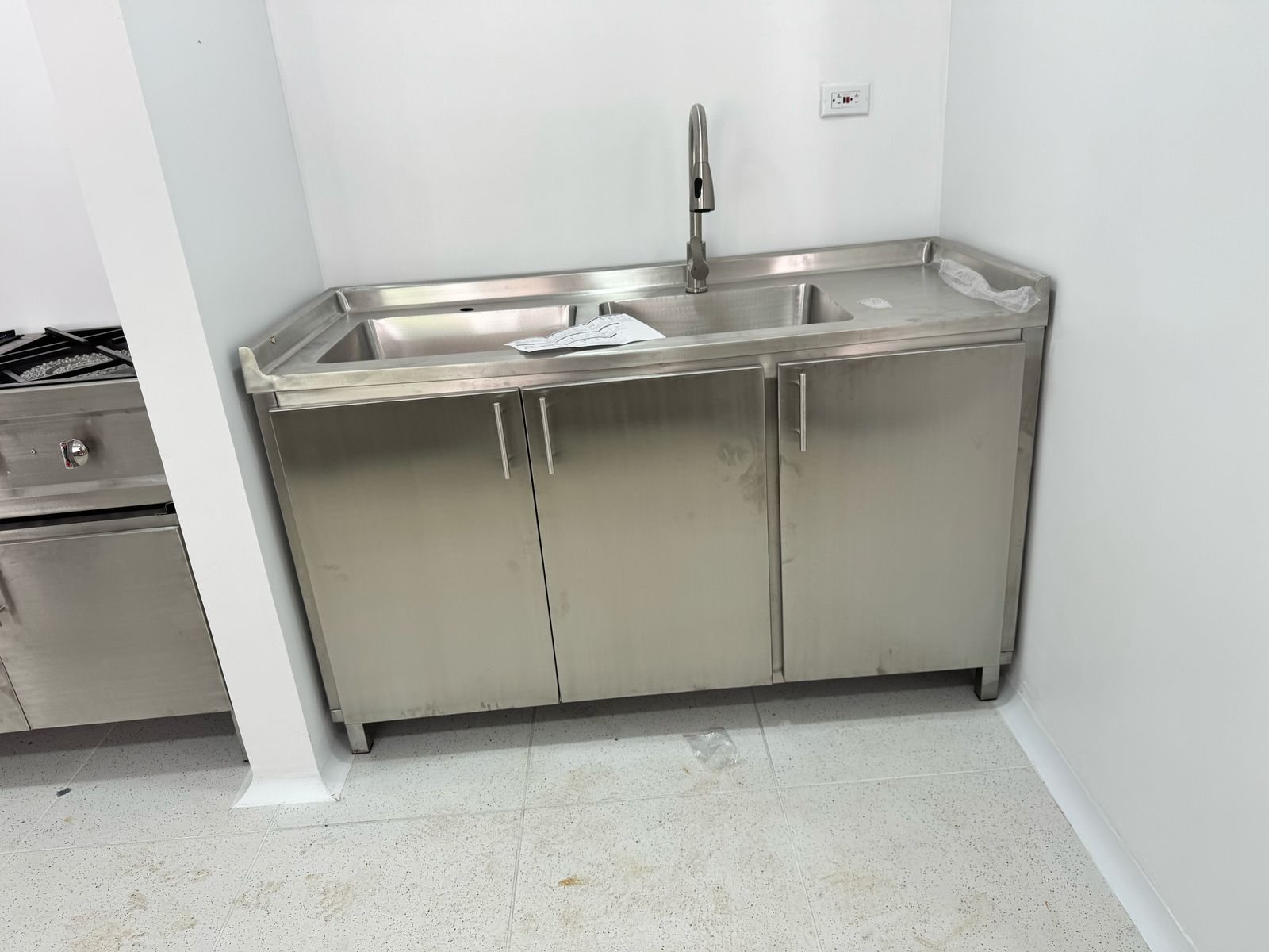 Mueble lavaplatos fabricado en acero inoxidable