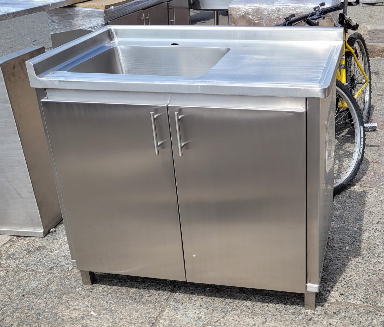 Mueble en acero inoxidable con lavaplatos