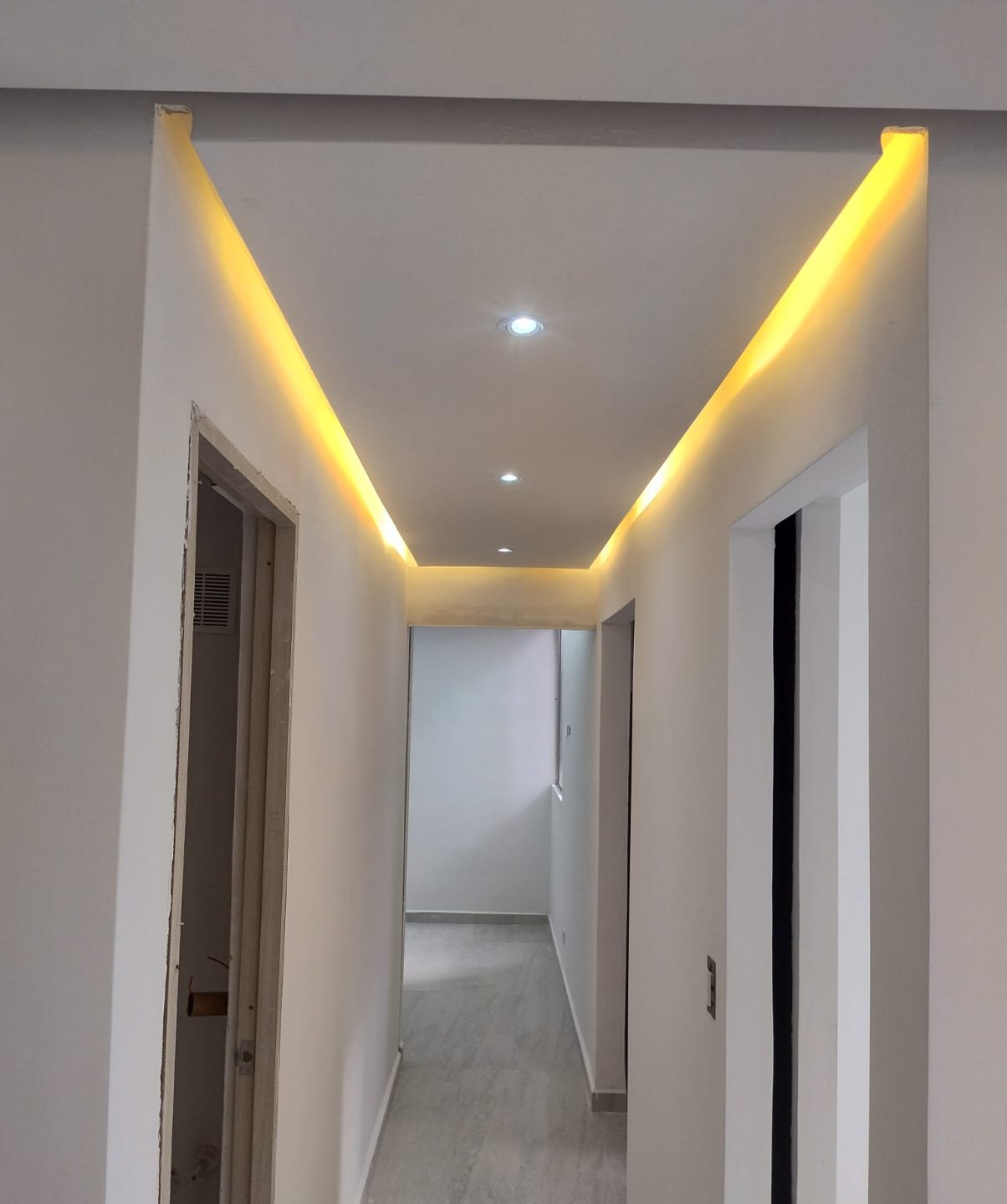 Pasillo con iluminación indirecta en drywall